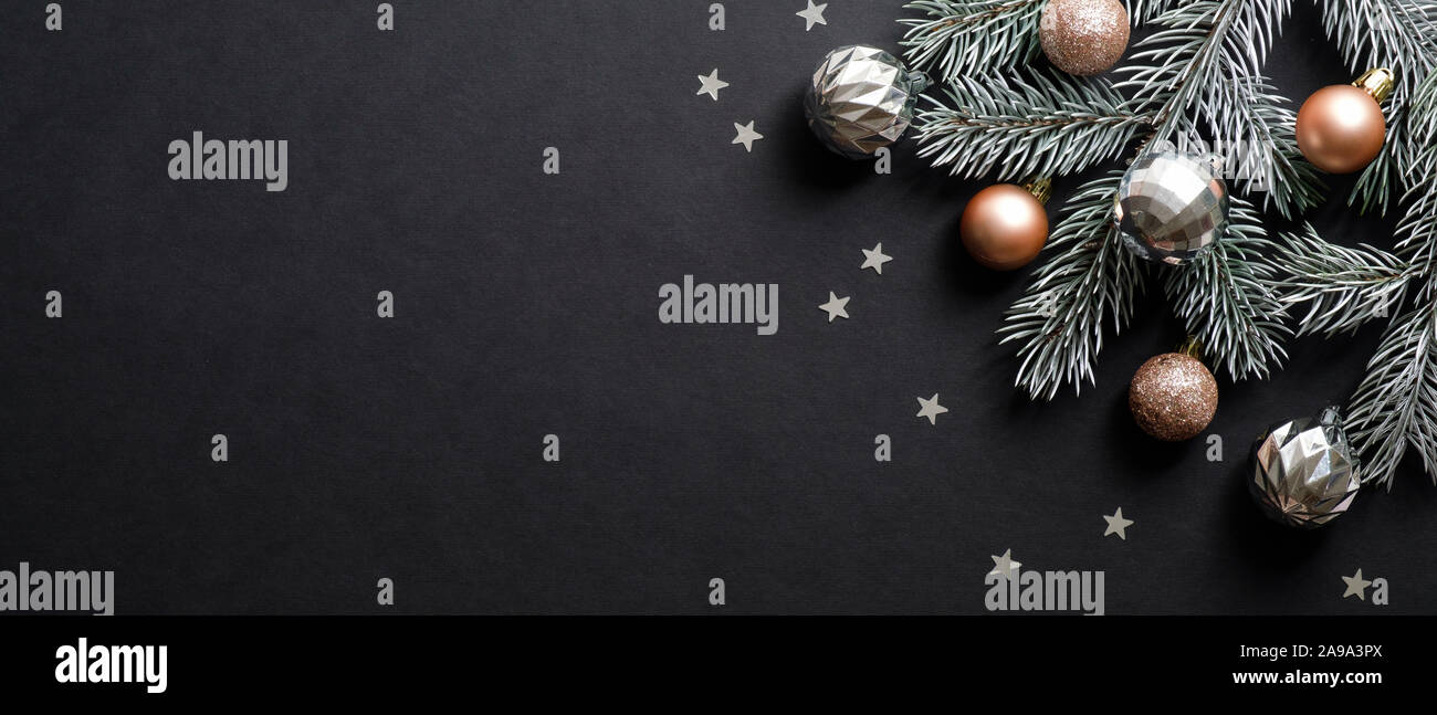 Bannière de Noël. La direction générale de l'arbre de Noël décoré cooper et boules de couleur argent sur fond noir de confettis. Grande bannière Noël immersive, en-tête, fl Banque D'Images