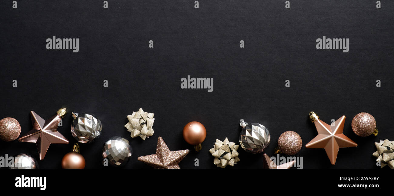 Bannière de Noël. Xmas fond noir élégant avec des ballons et des étoiles. Mise à plat, vue du dessus. Banque D'Images
