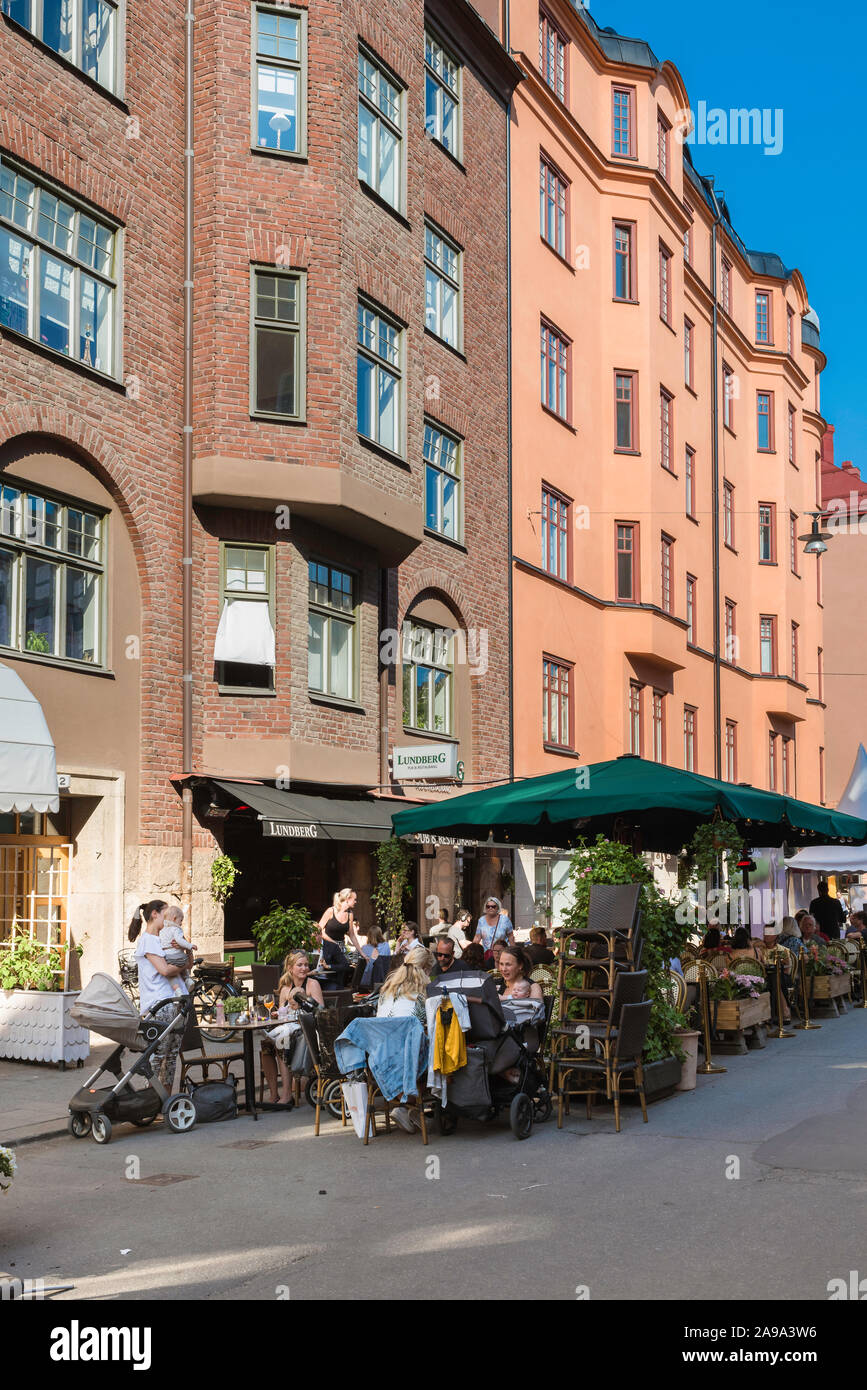 Rörstrandsgatan, Stockholm voir en été des gens de détente à cafés en Birkastan Rörstrandsgatan dans le district du centre de Stockholm, en Suède. Banque D'Images