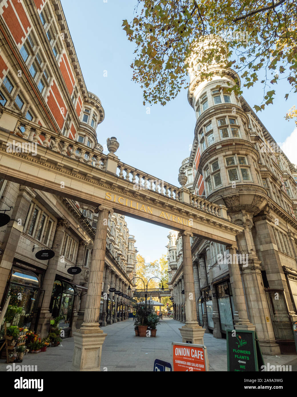 L'avenue sicilienne près de la station de métro Holborn est un défilé piétonnier à Bloomsbury, Londres Banque D'Images