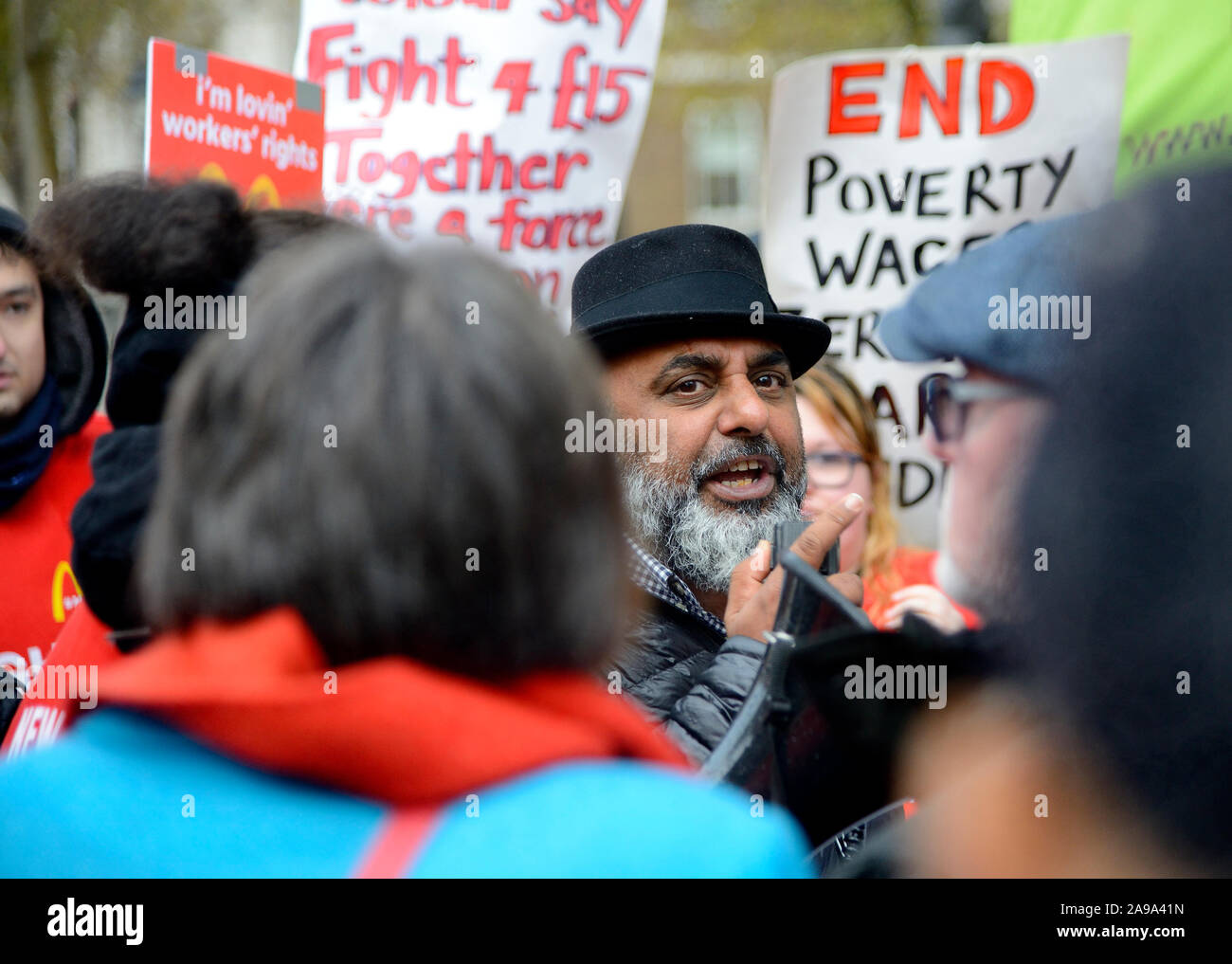 Asad Rehman - Directeur exécutif à War on Want et 'Général contre toutes les mauvaises choses activiste' - parlant de MacDonalds employés, 12 Nov 2 Banque D'Images