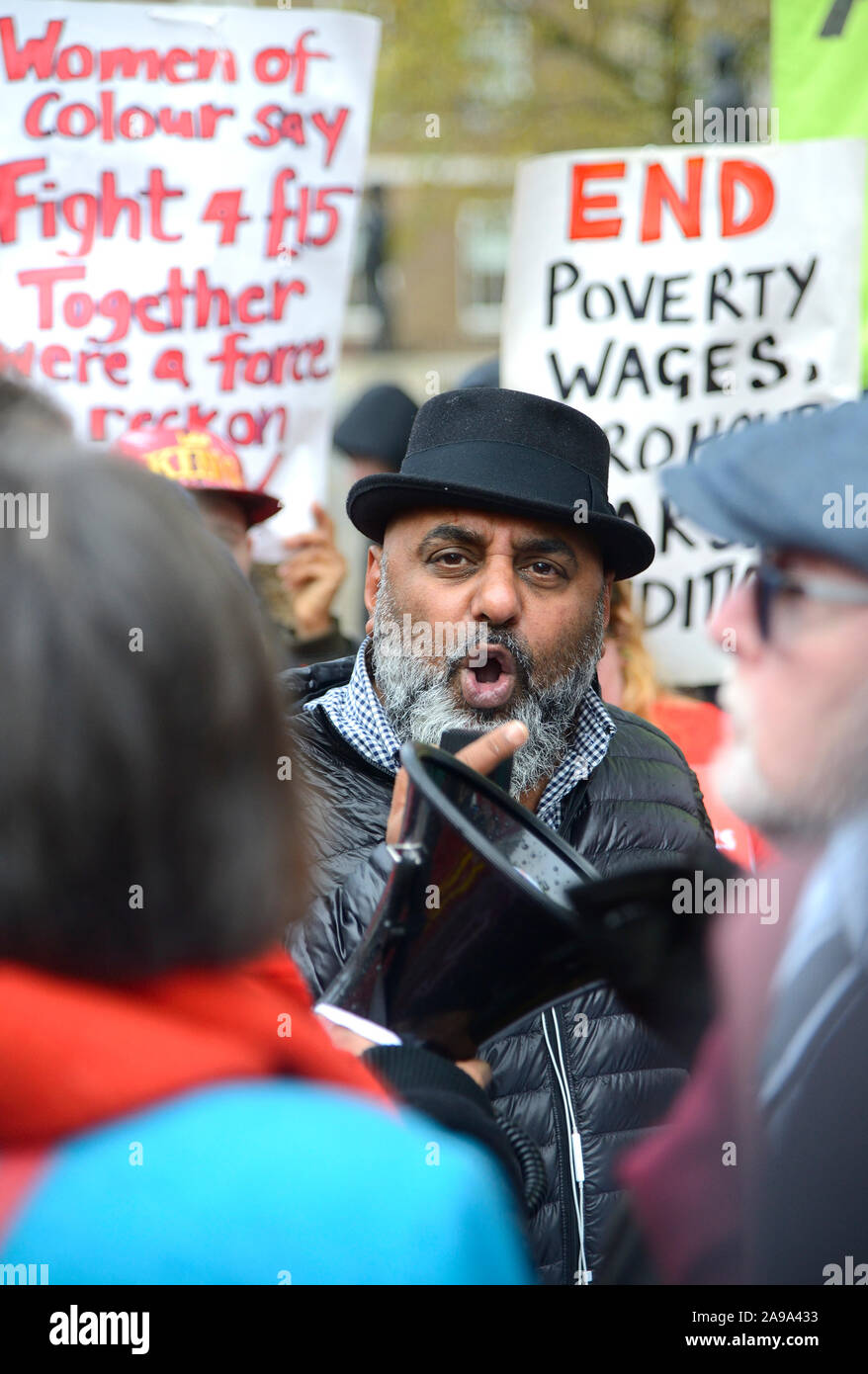 Asad Rehman - Directeur exécutif à War on Want et 'Général contre toutes les mauvaises choses activiste' - parlant de MacDonalds employés, 12 Nov 2 Banque D'Images