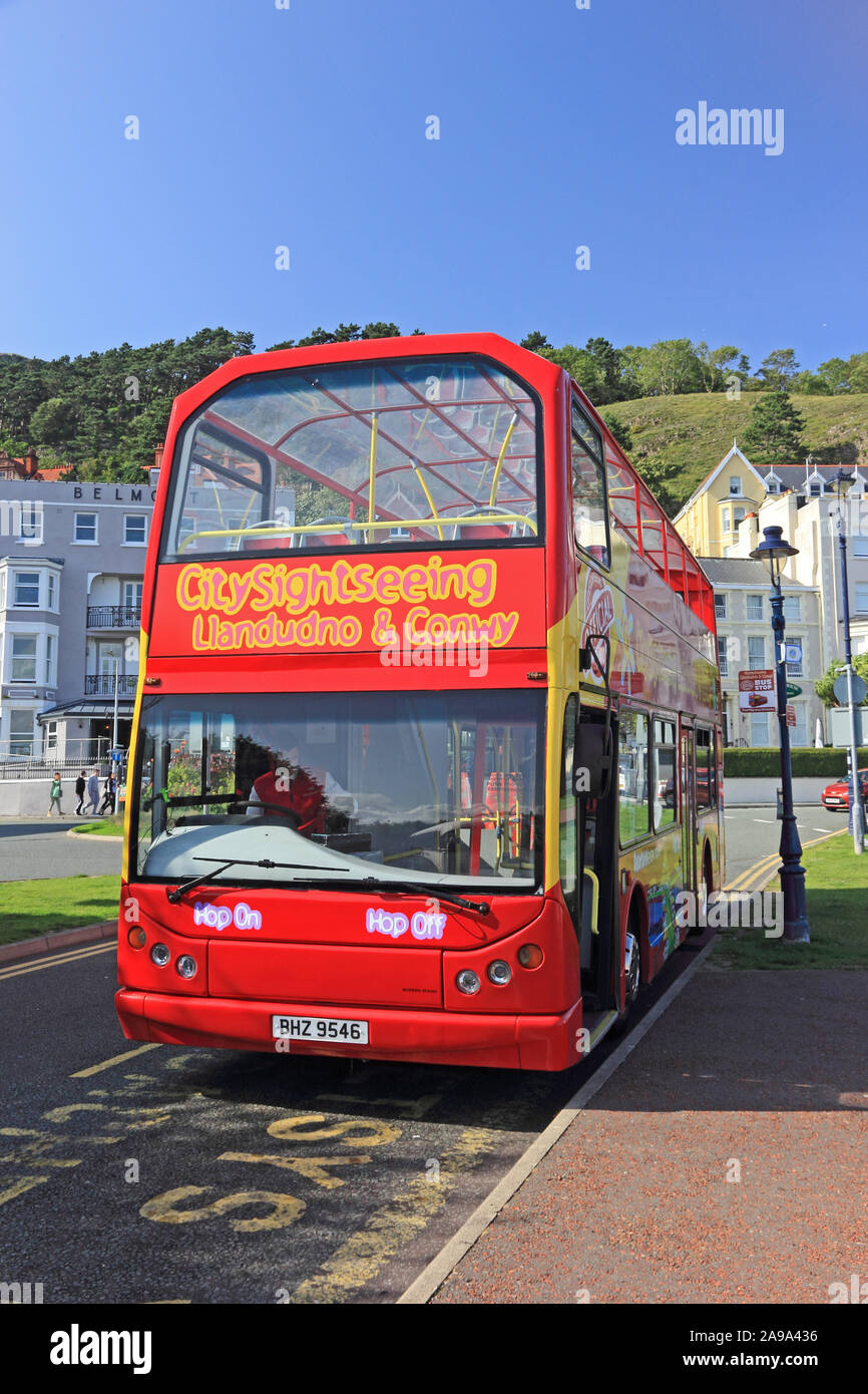 Old Red bus double étage offrant des visites de la ville de Llandudno, Conwy Banque D'Images