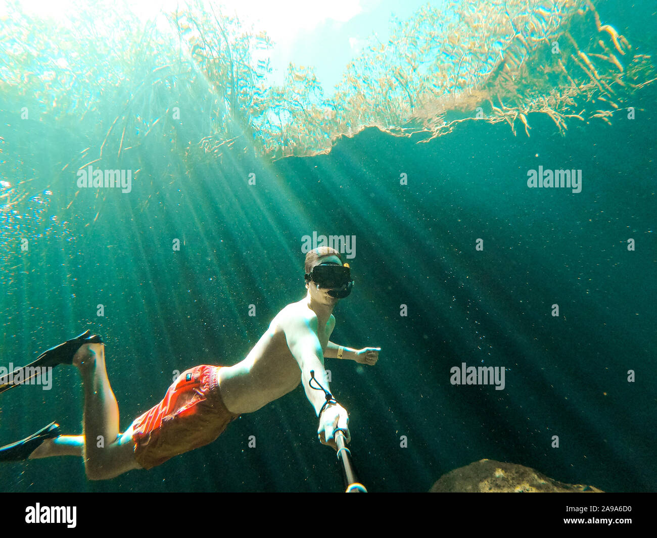 L'homme prend tout en selfies en apnée Cenote Casa à Tulum, Quintana Roo, Mexique Banque D'Images