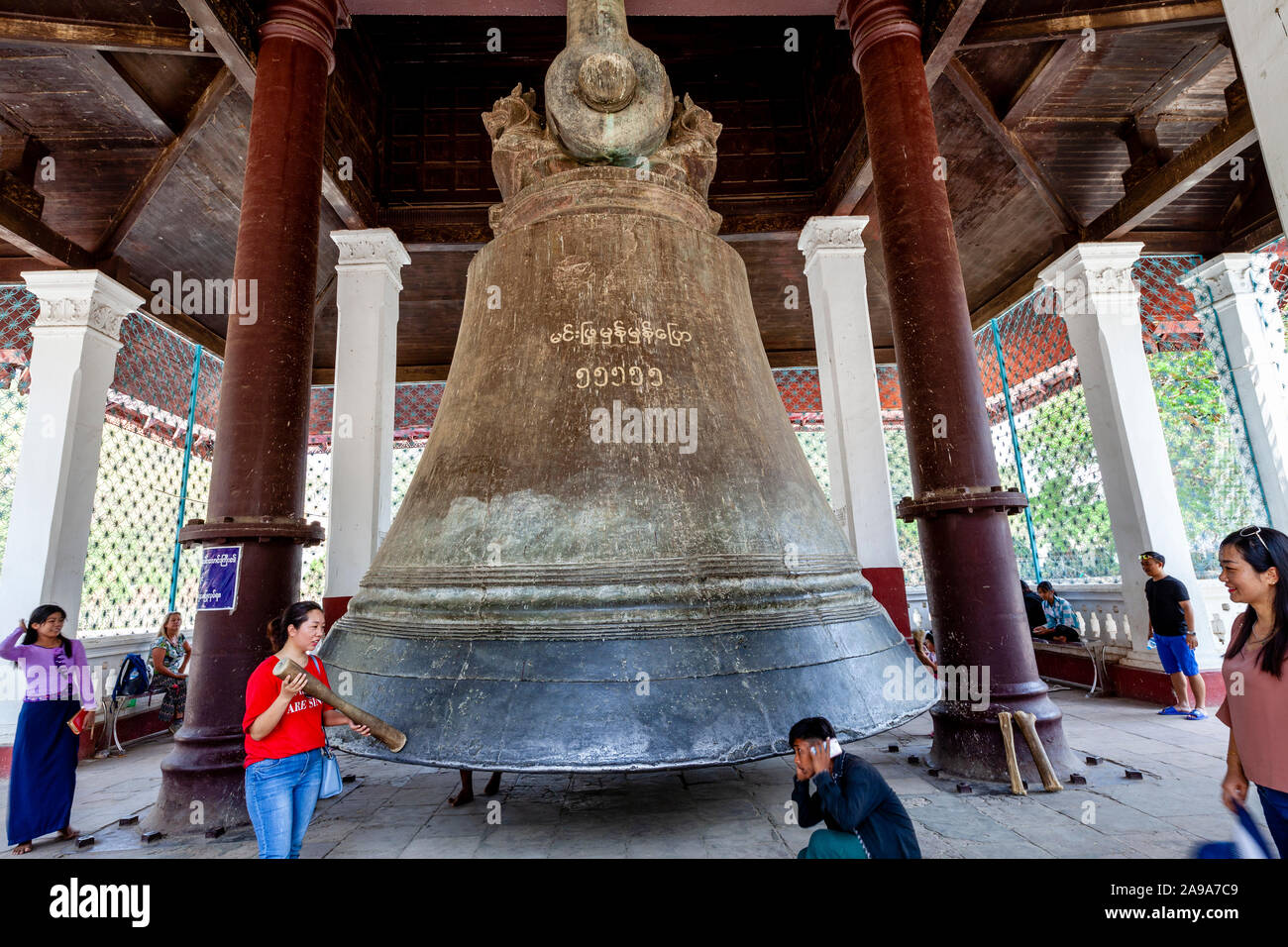 Les gens posent pour des photos à la Cloche de Mingun, Mandalay, Mingun, Région Rhône-Alpes, au Myanmar. Banque D'Images