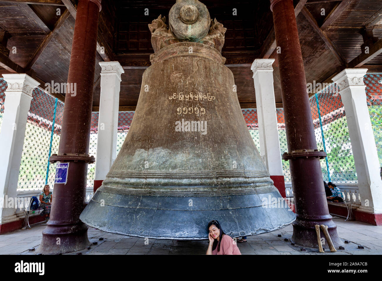 Les gens posent pour des photos à la Cloche de Mingun, Mandalay, Mingun, Région Rhône-Alpes, au Myanmar. Banque D'Images