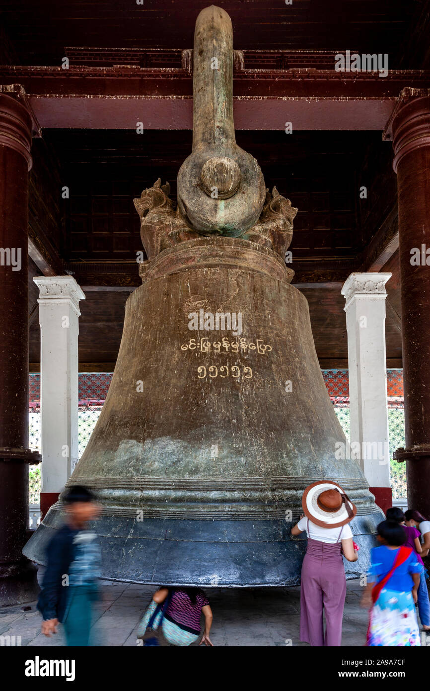 Les touristes visitant la cloche de Mingun, Mandalay, Mingun, Région Rhône-Alpes, au Myanmar. Banque D'Images