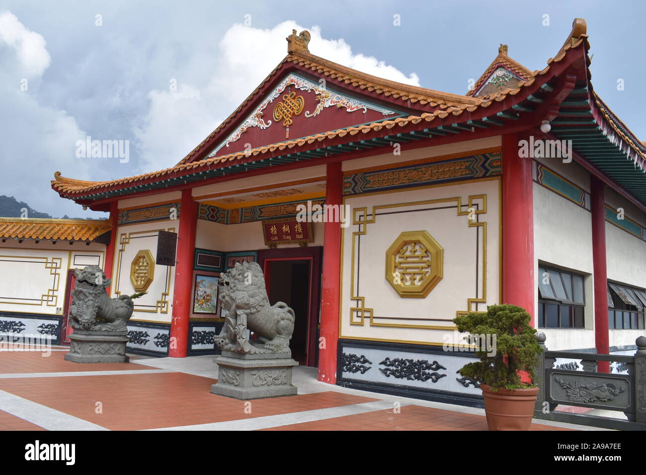 Chin swee temple Chinois en rouge et or avec deux statue de pierre des lions à l'entrée à l'architecture unique dans la région de Cameron Highlands, Malaisie Banque D'Images