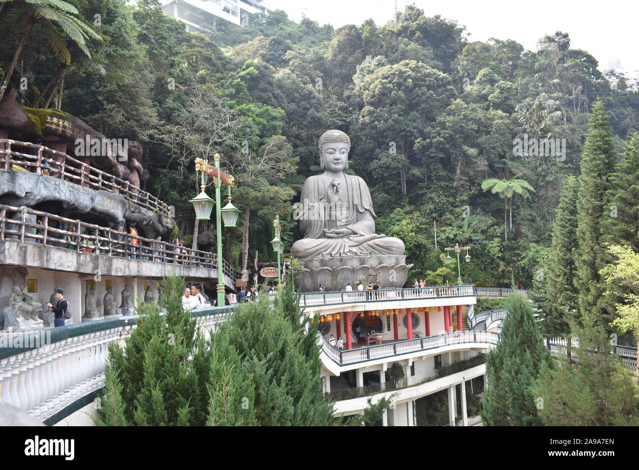 Une gigantesque statue en pierre de Bouddha avec arbres tropicaux dans l'arrière-plan à Genting Highlands Malaisie Banque D'Images