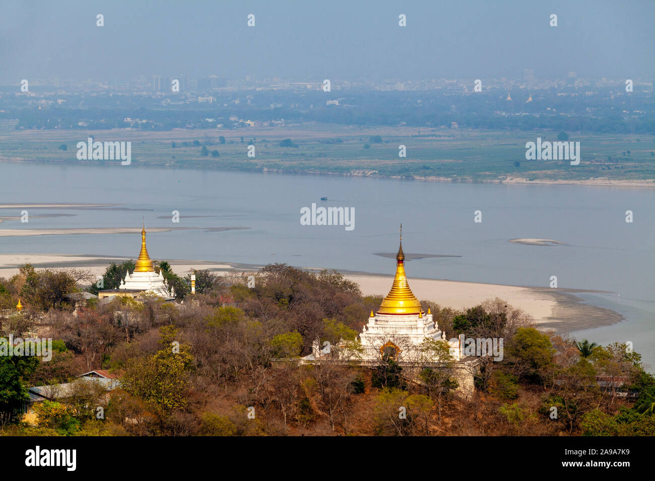 Une vue sur le Fleuve Irrawaddy et la campagne du bientôt Oo Nya Pon Shin Paya, Rhône-Alpes, Mandalay, Myanmar. Banque D'Images