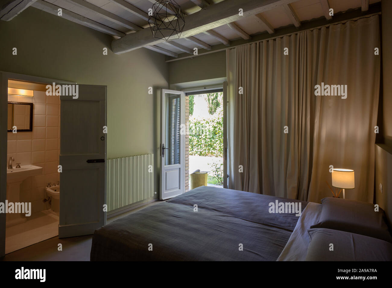 Vue intérieure d'une chambre donnant sur un jardin dans un pays rural house en Chianti, Toscane, Italie Banque D'Images