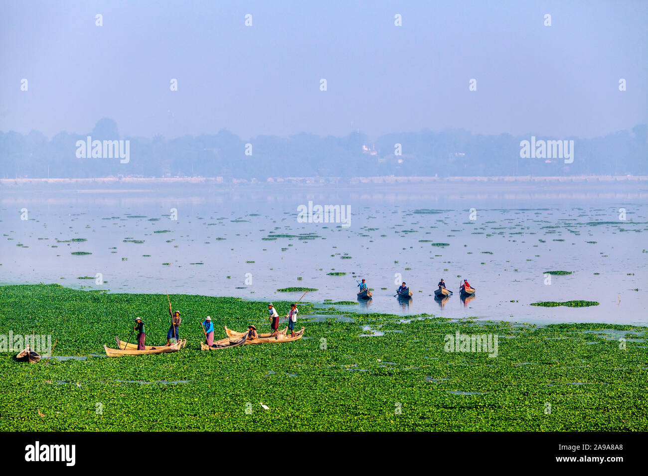 Les pêcheurs sur le lac Taungthaman, Amarapura, Mandalay, Myanmar. Banque D'Images