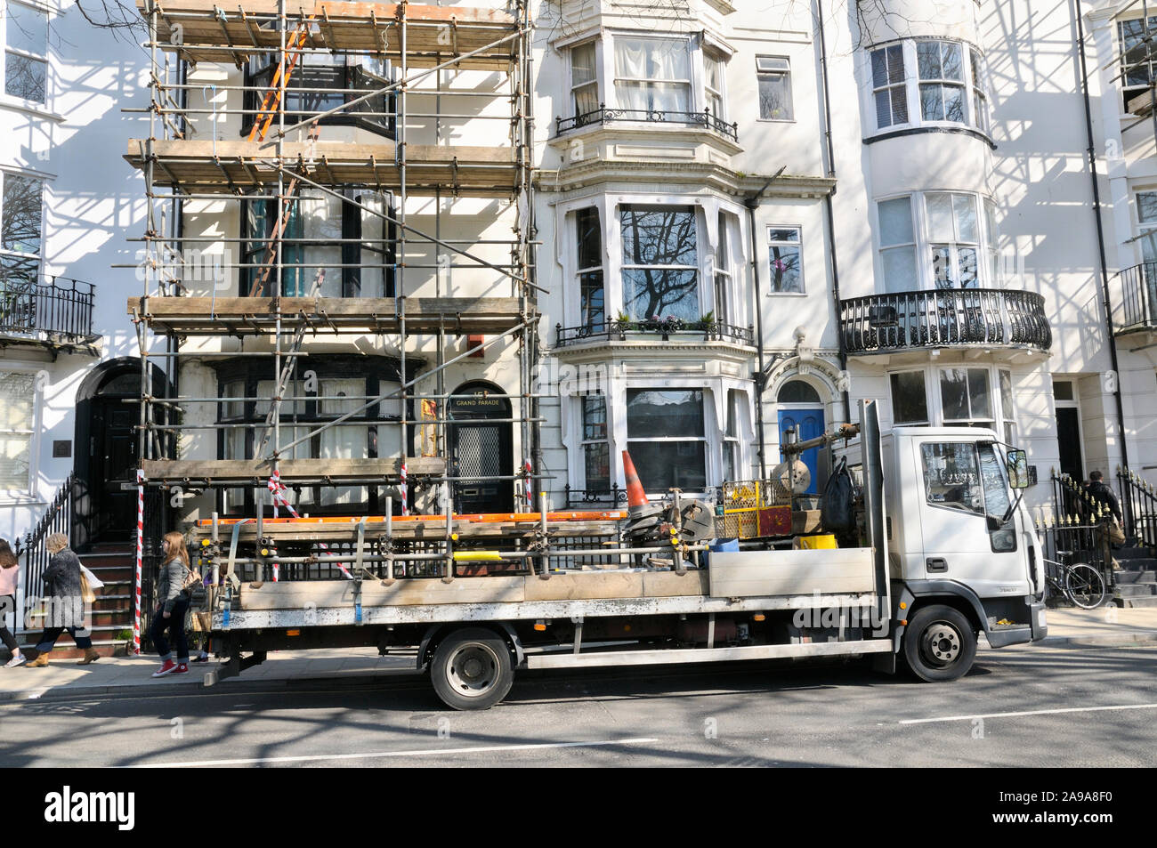 Travaux d'échafaudage sur une propriété à Brighton, East Sussex, England, UK Banque D'Images