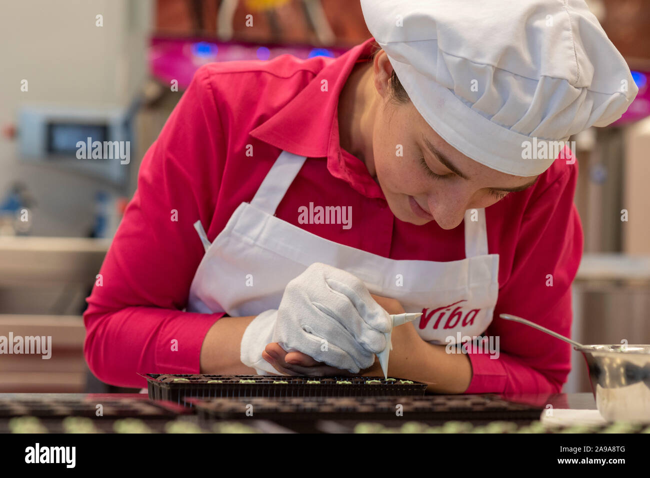 Schmalkalden, Allemagne. 05Th Nov, 2019. 08.11.2019, la Thuringe, Schmalkalden : Pâtissier Heather Partridge décore de petits chocolats à la menthe dans le nougat world in Schmalkalden. Le jeune homme de 26 ans est de l'Australie. Elle est venue à l'Allemagne pour l'amour. Pour la période de Noël de Viba-sweets GmbH, elle fait des chocolats et des clauses Santa à la main. Selon l'entreprise, elle produit chaque année 600 000 Clauses Santa. Le plus petit Père Noël pèse 10g, la plus grande 4 kg. Credit : Stephan Schulz/dpa-Zentralbild/ZB/dpa/Alamy Live News Banque D'Images
