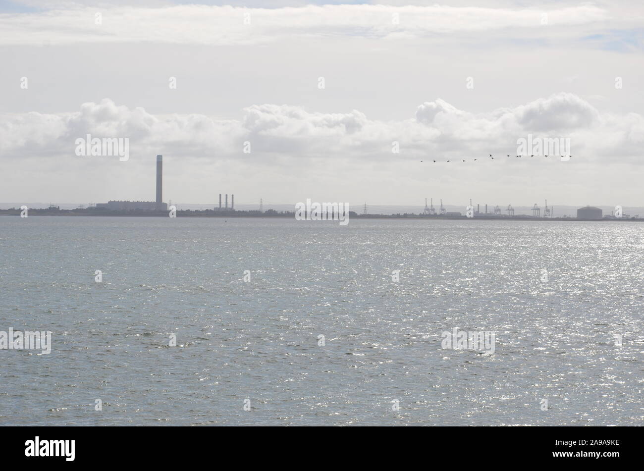 Île-de-raffinerie Grain vu de Southend-on-Sea, Essex Banque D'Images