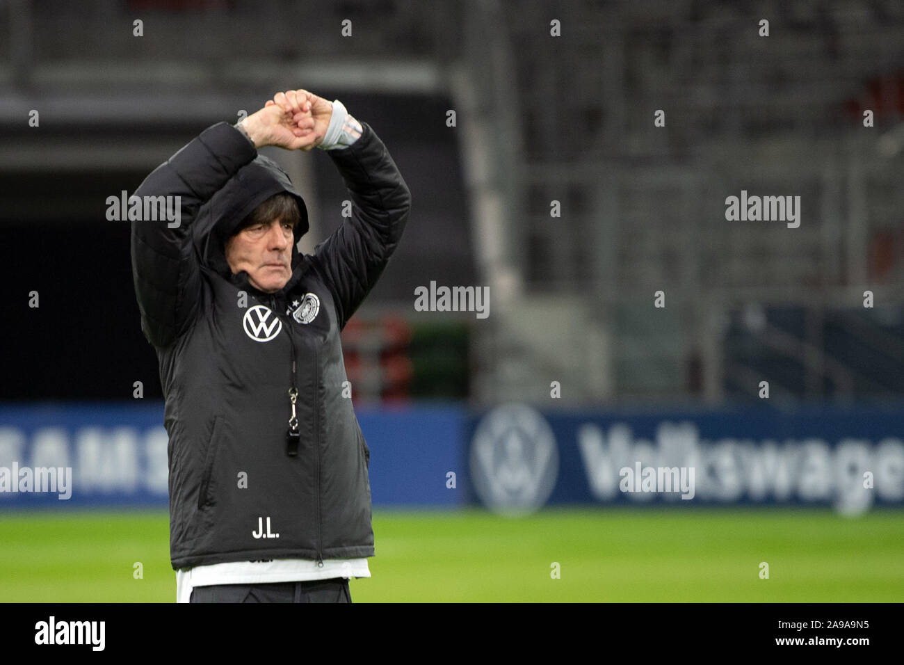 14 novembre 2019, en Rhénanie du Nord-Westphalie, Düsseldorf : Soccer : l'équipe nationale, avant les Championnats d'Europe qualificatifs à l'encontre du Bélarus et de l'Irlande du Nord, la formation : Joachim Löw, l'entraîneur national, suit la formation dans l'arène. match Merkur L'équipe se prépare à Düsseldorf pour les Championnats d'Europe de match de qualification à Mönchengladbach 16.11.2019 contre la Biélorussie. Photo : Federico Gambarini/DPA - NOTE IMPORTANTE : en conformité avec les exigences de la DFL Deutsche Fußball Liga ou la DFB Deutscher Fußball-Bund, il est interdit d'utiliser ou avoir utilisé des photographies prises dans le stade et Banque D'Images