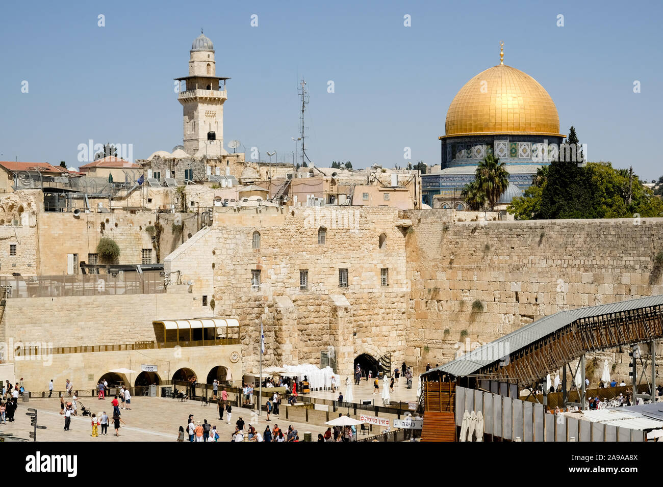 Le Mur occidental dans la vieille ville de Jérusalem avec la tête d'or Dôme du rocher derrière Banque D'Images