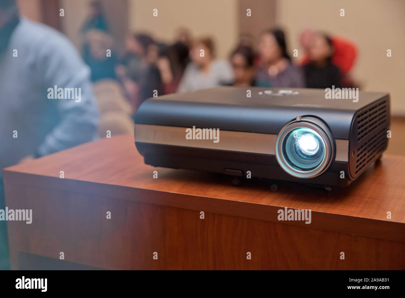 Vidéo projecteur LCD à conférence d'affaires ou d'une conférence à l'office de tourisme avec copie espace. projecteur au plafond à l'intérieur. Banque D'Images