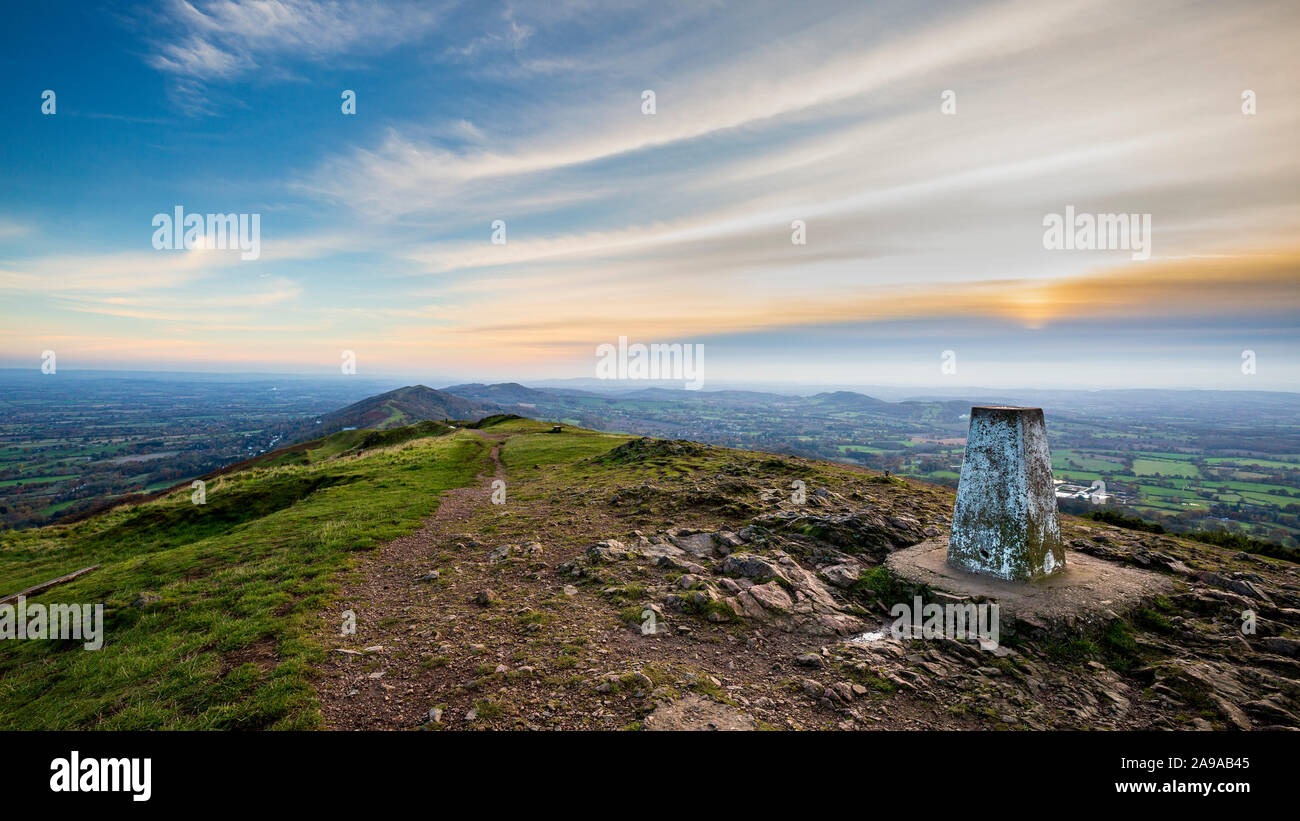 L'Traingulation point phare dans le Worcestershire Malvern hills au coucher du soleil, en Angleterre Banque D'Images