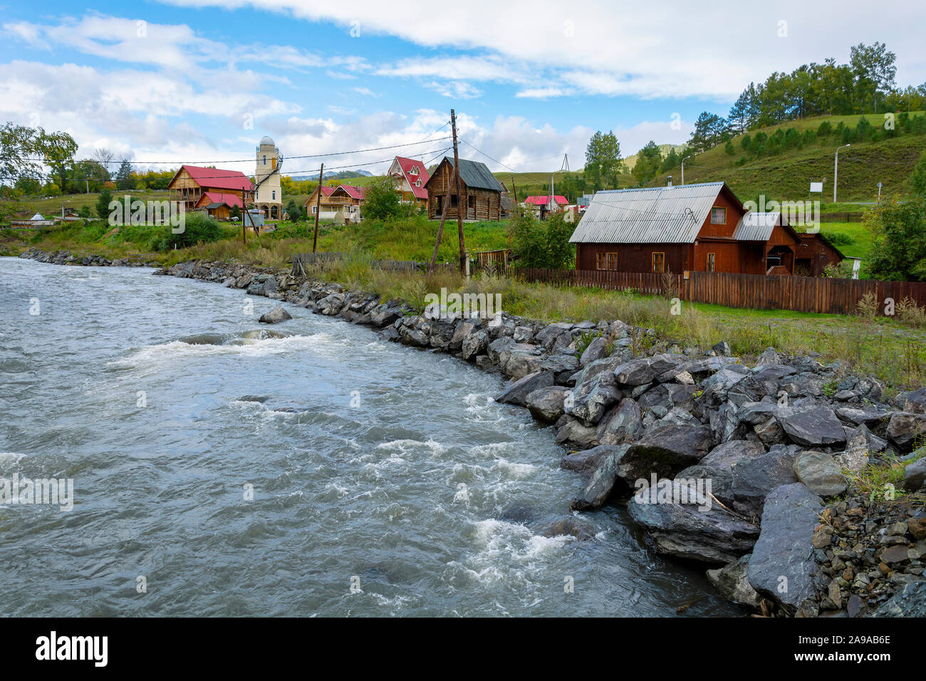 Village Kamlak sur les rives de la rivière SEMA, au début de l'automne, République de l'Altaï, en Russie Banque D'Images