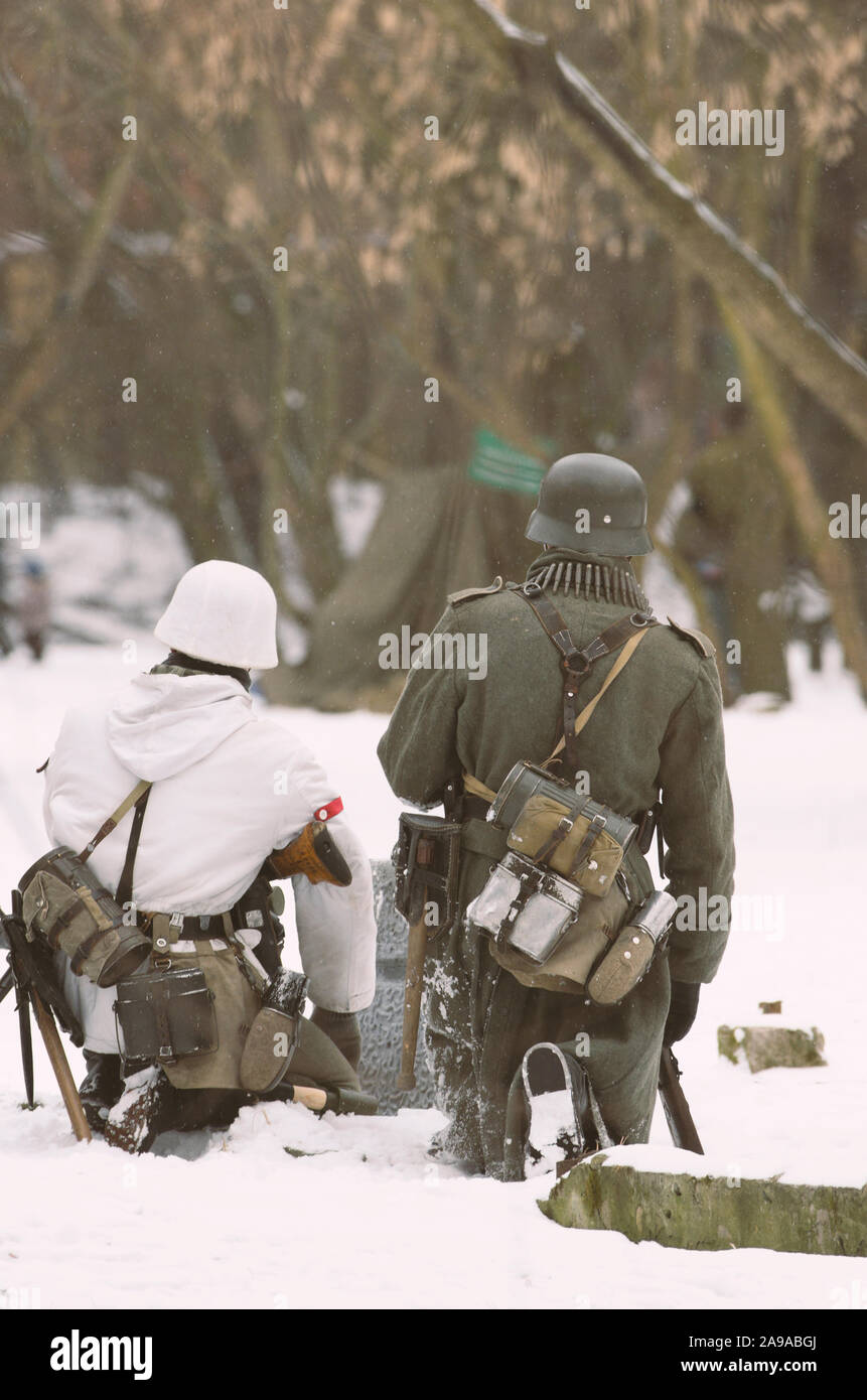 Saint Pétersbourg (Russie) - 23 Février 2017 : reconstruction historique militaire des événements de la Seconde Guerre mondiale. Deux soldats armés de la Wehrmacht assis Banque D'Images