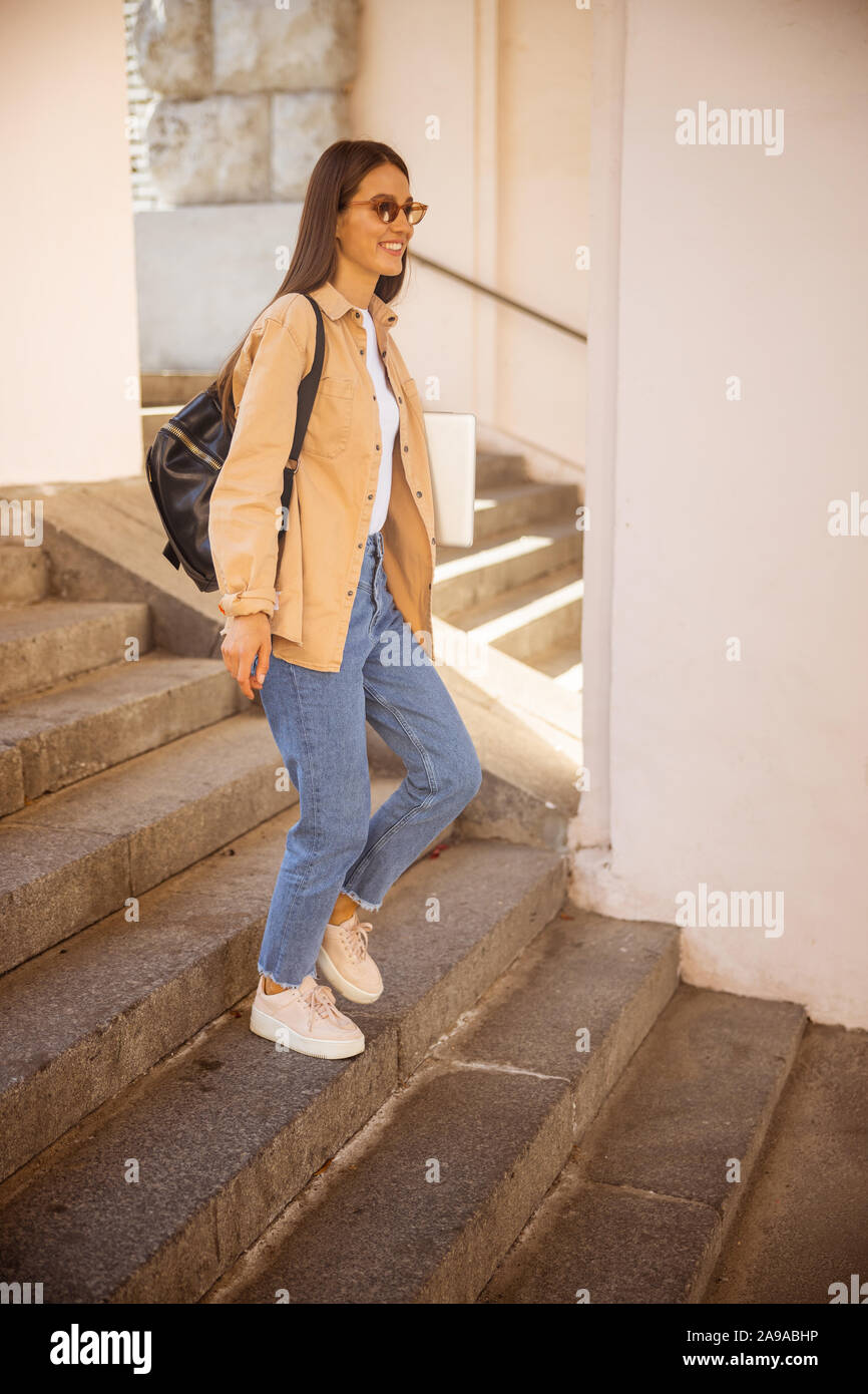 Cheerful woman descendre sur sa façon de travailler Banque D'Images