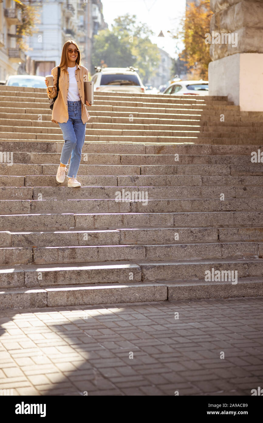 Jolie dame faire une promenade avec un ami Banque D'Images