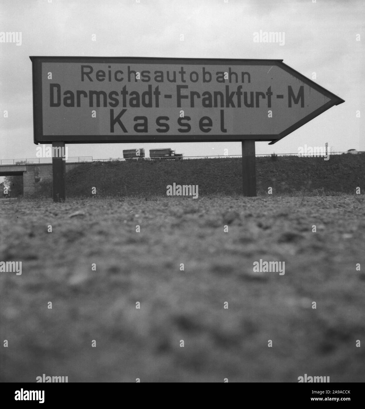 Ttaffic signe pour l'accès à l'autoroute Reichsautobahn Darmstadt, Allemagne 1930. Banque D'Images