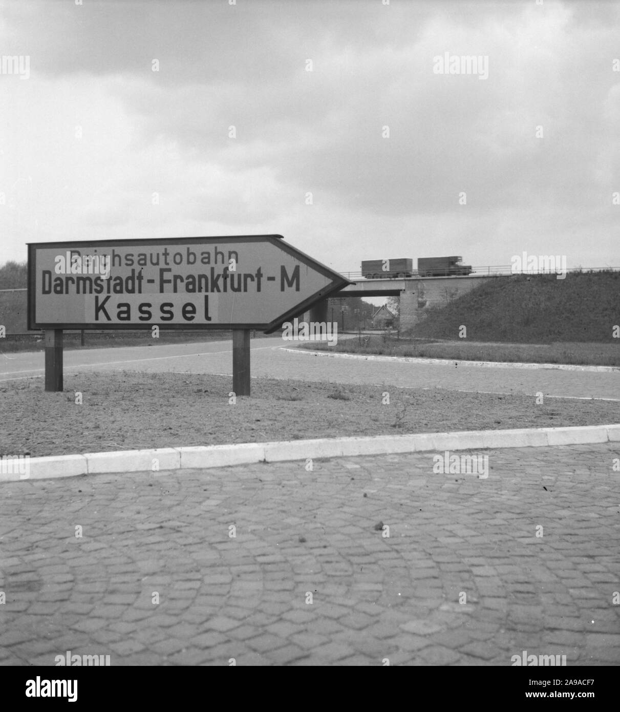 Ttaffic signe pour l'accès à l'autoroute Reichsautobahn Darmstadt, Allemagne 1930. Banque D'Images