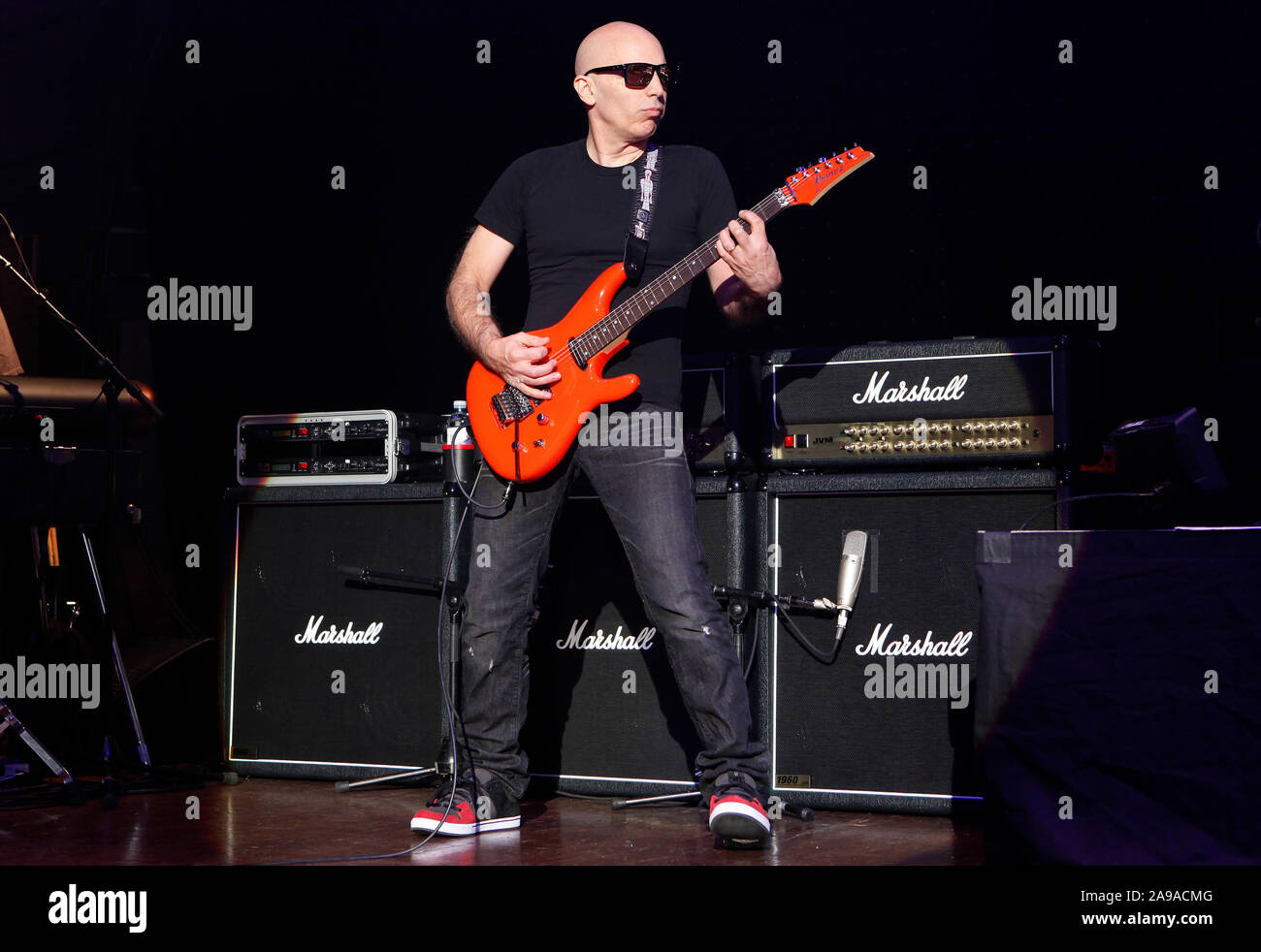 Joe Satriani joue Colston Hall à Bristol dans le cadre de sa tournée mondiale. 18 septembre 2010. Banque D'Images