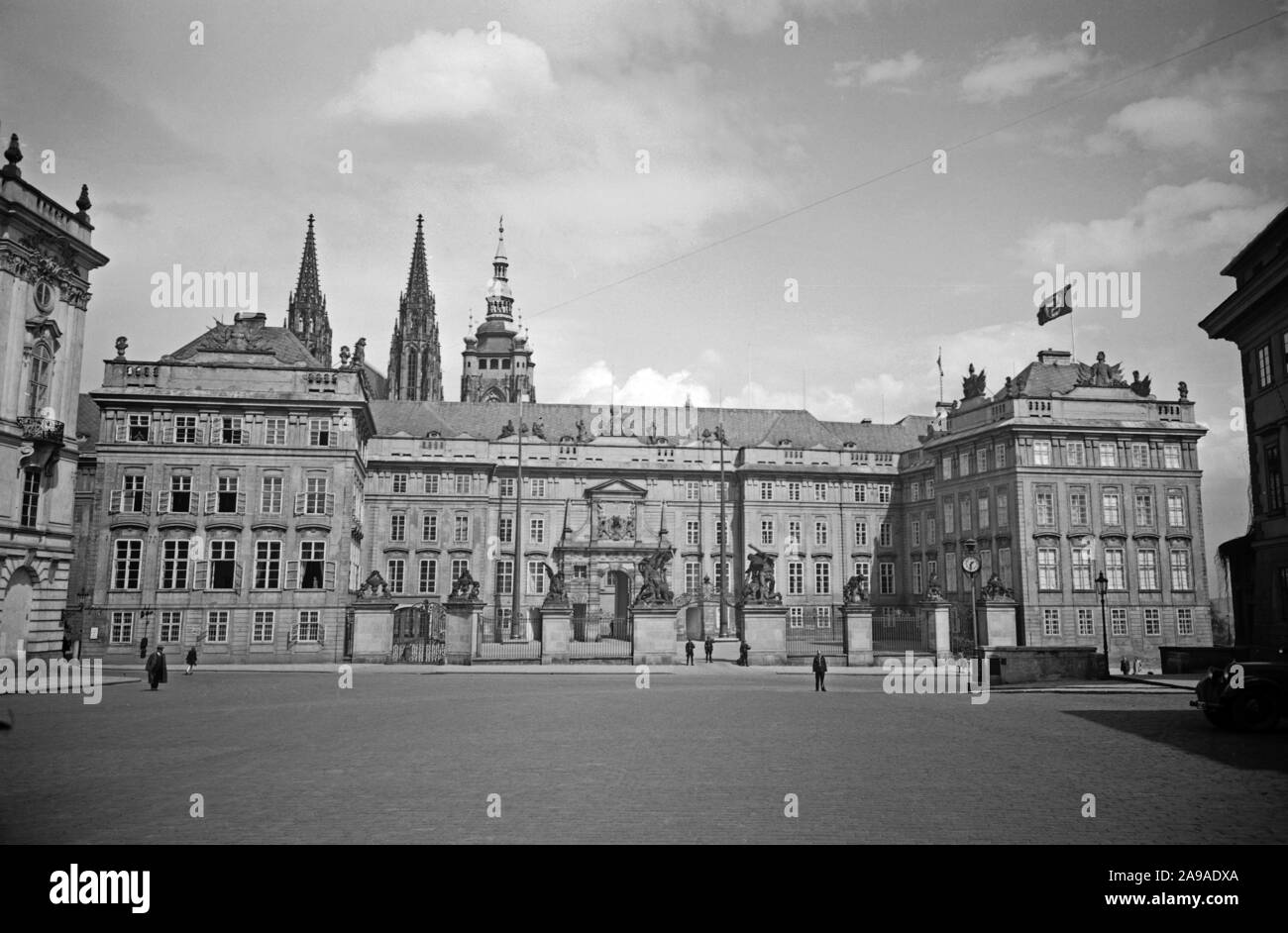 Légende originale : le château de Prague avec le drapeau allemand, sur la gauche les deux tours fait partie de la cathédrale Saint-Guy et sur la droite la tour Banque D'Images