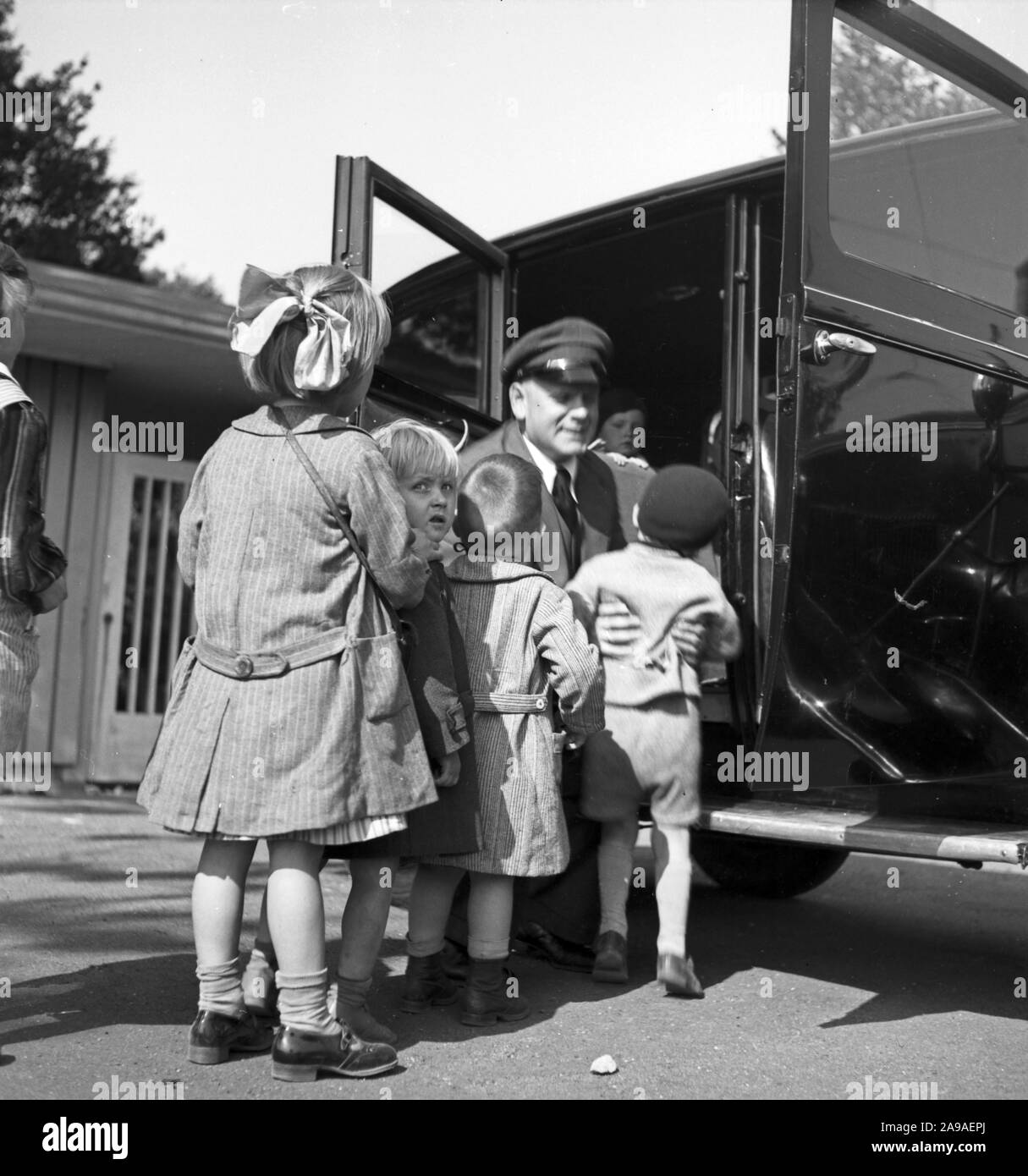 Une enseignante avec ses enfants à la maternelle du groupe, l'Allemagne des années 1930. Banque D'Images