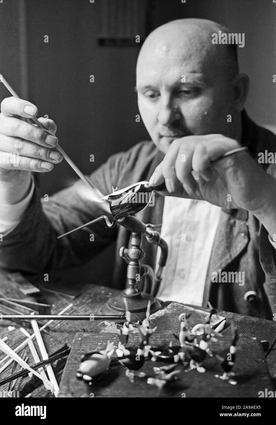 Un maître verrier produisant des petits pingouins en verre, Allemagne 1930. Banque D'Images