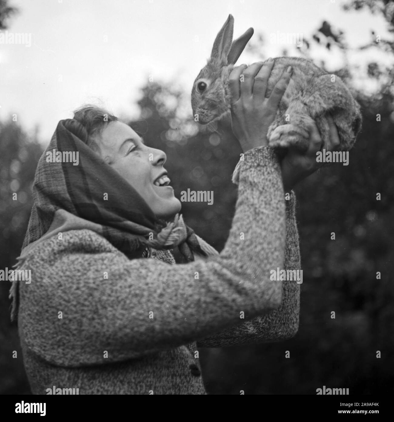 La visite du petit élevage animal club à Berlin Bohnsdorf, Allemagne 1930. Banque D'Images