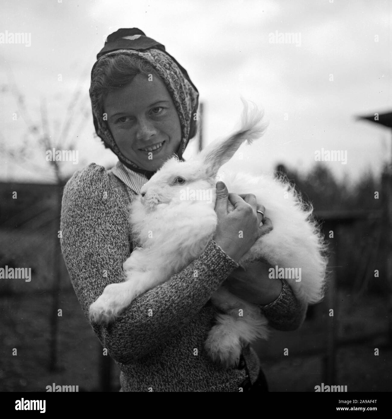 La visite du petit élevage animal club à Berlin Bohnsdorf, Allemagne 1930. Banque D'Images