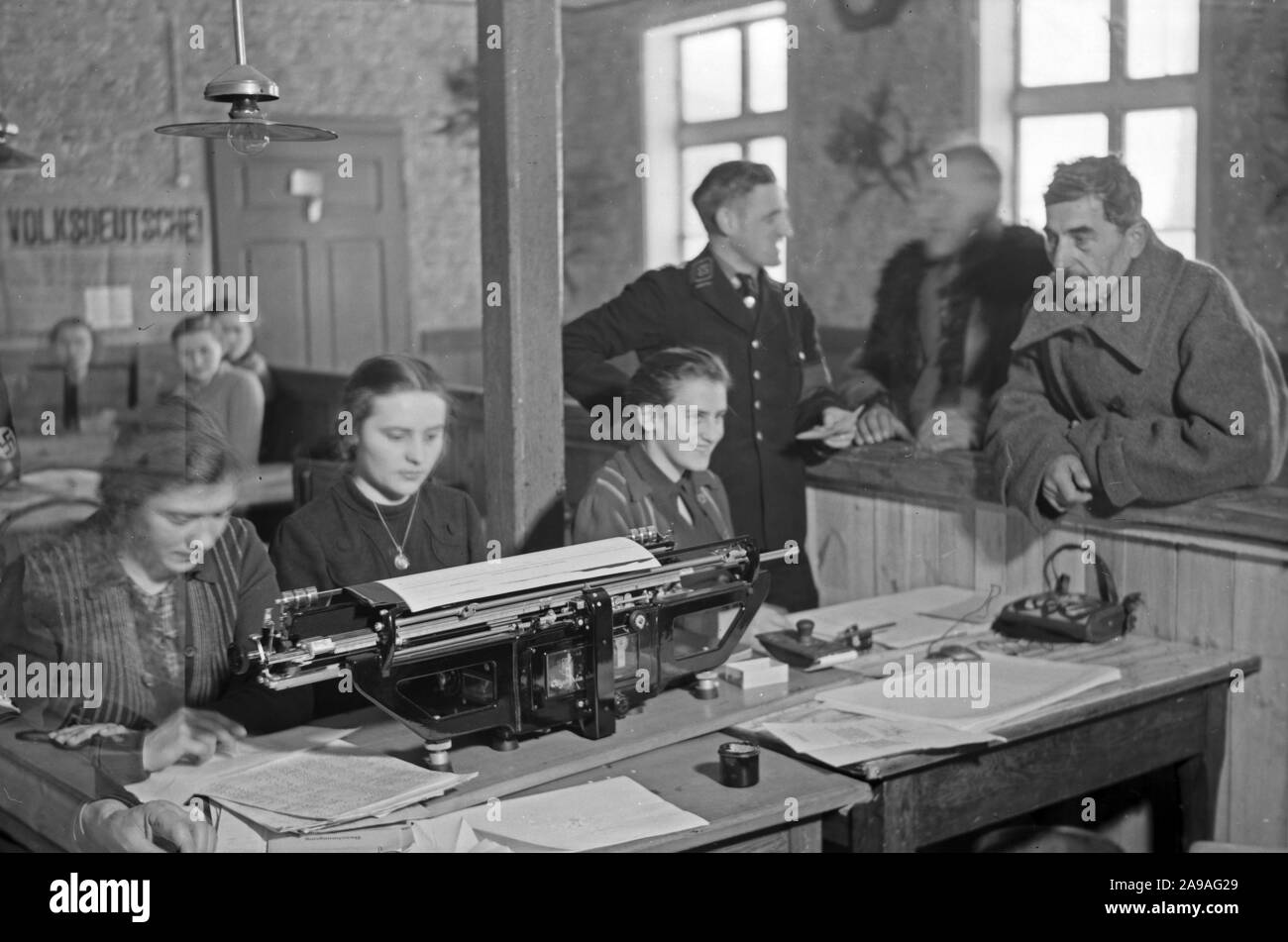 Au bureau d'un camp de réfugiés de 'réfugiés' Volksdeutsche, Allemagne 1940. Banque D'Images