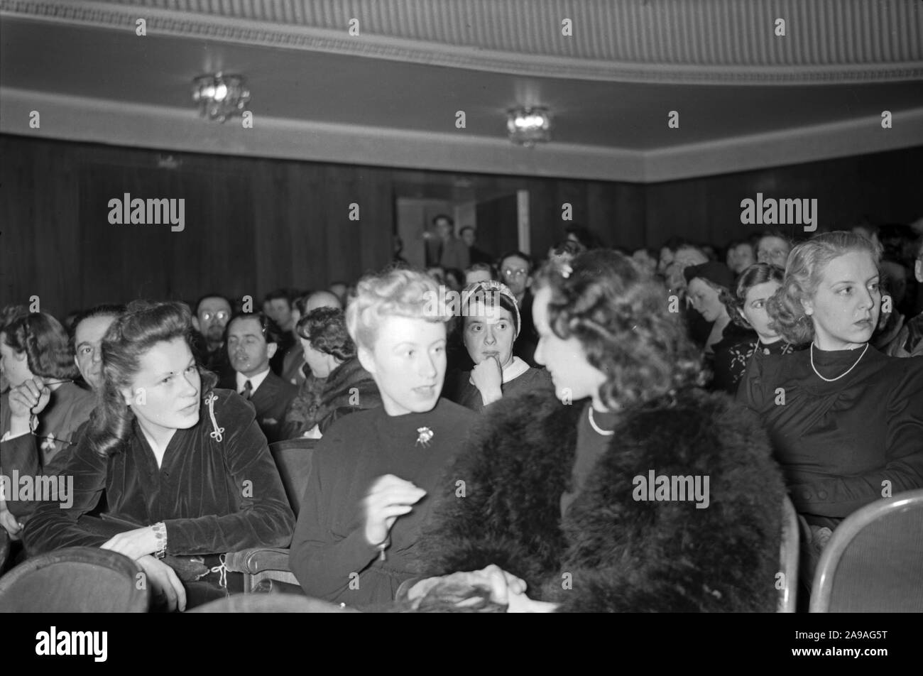 Public à une première du film au cinéma, de l'Allemagne des années 40. Banque D'Images