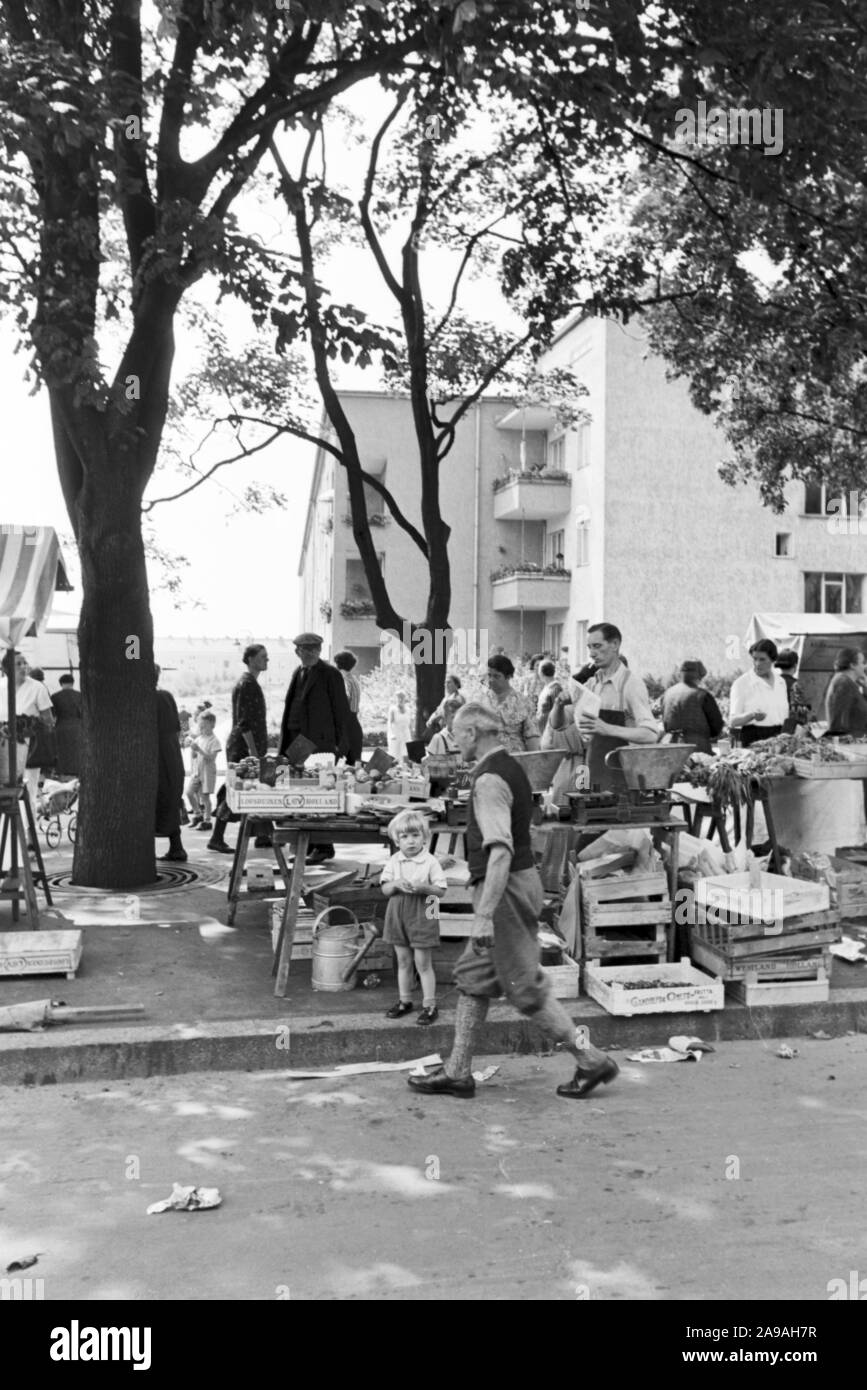 Visite d'un marché en plein air près de la "Hufeisensiedlung' à Berlin Britz, Allemagne 1930. Banque D'Images