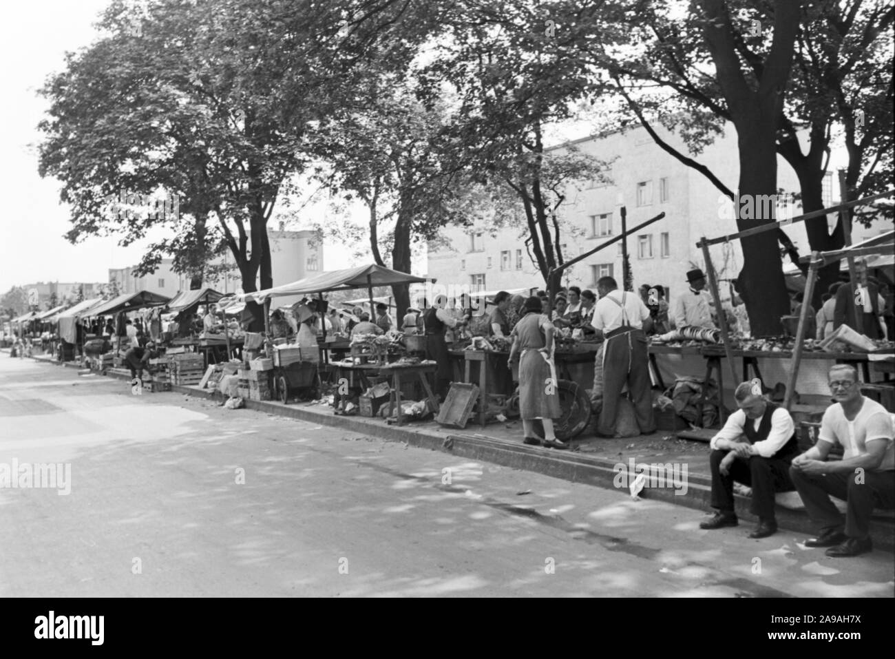 Visite d'un marché en plein air près de la "Hufeisensiedlung' à Berlin Britz, Allemagne 1930. Banque D'Images