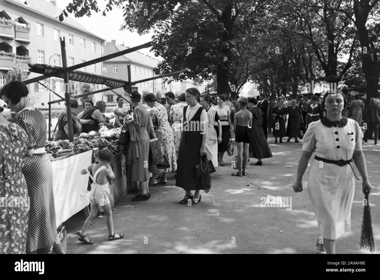 Visite d'un marché en plein air près de la "Hufeisensiedlung' à Berlin Britz, Allemagne 1930. Banque D'Images