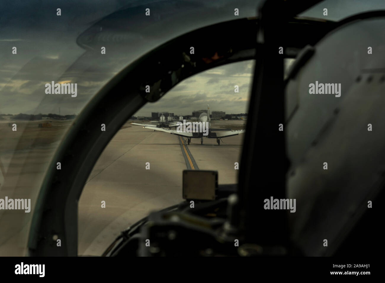 Les membres du 8e Escadron d'entraînement au vol(FTS) a effectué une formation de 4 navire battant dans un T-6 Texan pour l'US Air Force à l'obtention du diplôme de formation militaire de base Lackland Air Force Base, San Antonio, Texas, le 8 novembre, 2019. La 8ème FTS est attaché à la 71e Escadre d'entraînement en vol qui est une base d'instruction des pilotes-étudiants à Vance Air Force Base, en Oklahoma (U.S. Air Force photo de Tech. Le Sgt. Erik Cardenas) Banque D'Images