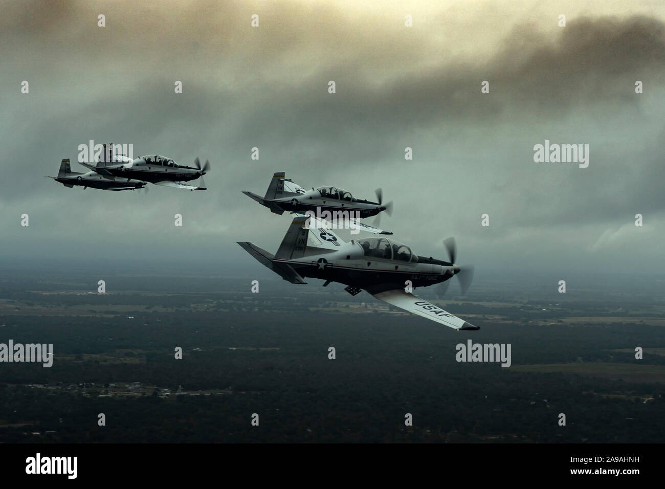Les membres du 8e Escadron d'entraînement au vol(FTS) a effectué une formation de 4 navire battant dans un T-6 Texan pour l'US Air Force à l'obtention du diplôme de formation militaire de base Lackland Air Force Base, San Antonio, Texas, le 8 novembre, 2019. La 8ème FTS est attaché à la 71e Escadre d'entraînement en vol qui est une base d'instruction des pilotes-étudiants à Vance Air Force Base, en Oklahoma (U.S. Air Force photo de Tech. Le Sgt. Erik Cardenas) Banque D'Images