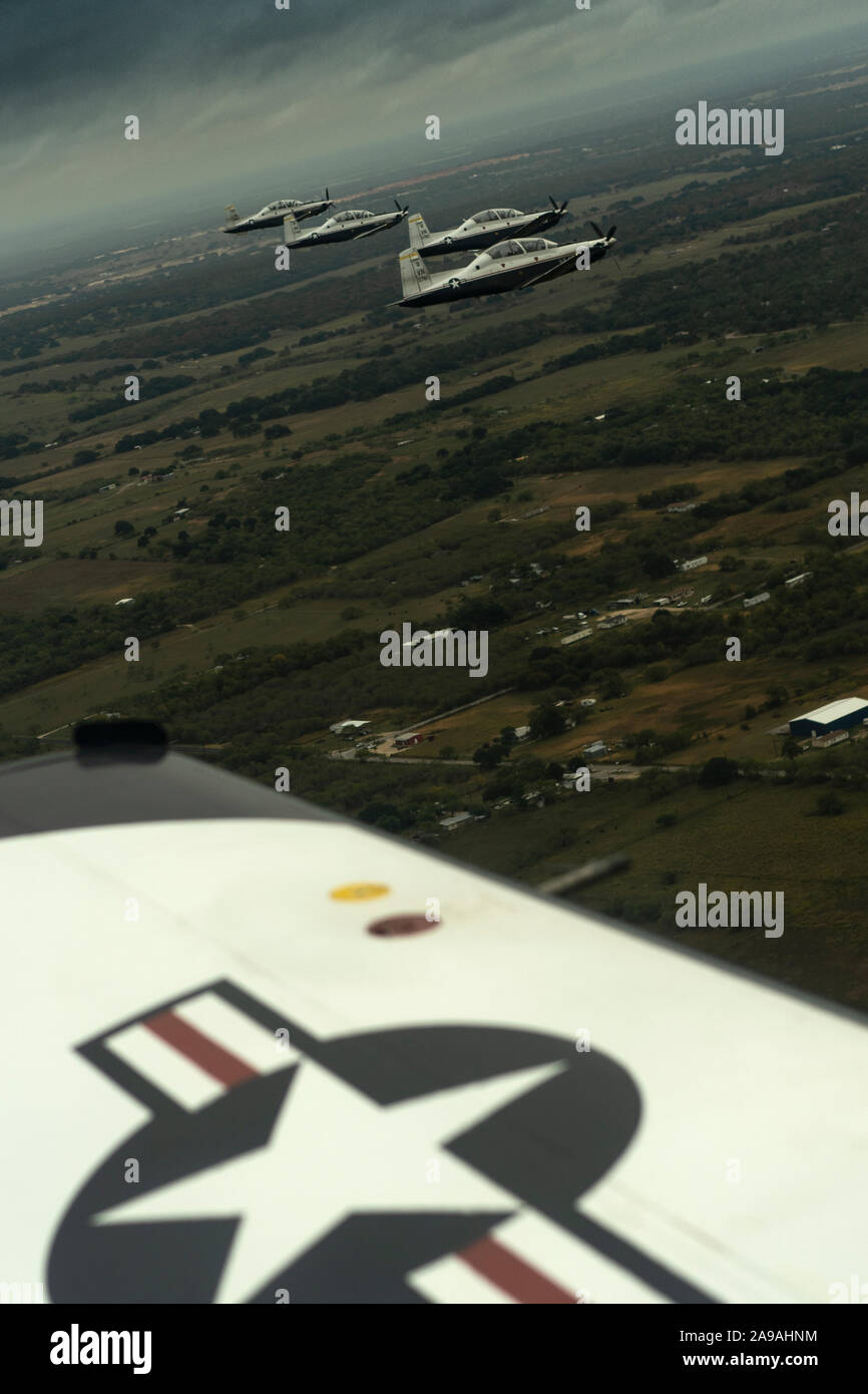 Les membres du 8e Escadron d'entraînement au vol(FTS) a effectué une formation de 4 navire battant dans un T-6 Texan pour l'US Air Force à l'obtention du diplôme de formation militaire de base Lackland Air Force Base, San Antonio, Texas, le 8 novembre, 2019. La 8ème FTS est attaché à la 71e Escadre d'entraînement en vol qui est une base d'instruction des pilotes-étudiants à Vance Air Force Base, en Oklahoma (U.S. Air Force photo de Tech. Le Sgt. Erik Cardenas) Banque D'Images