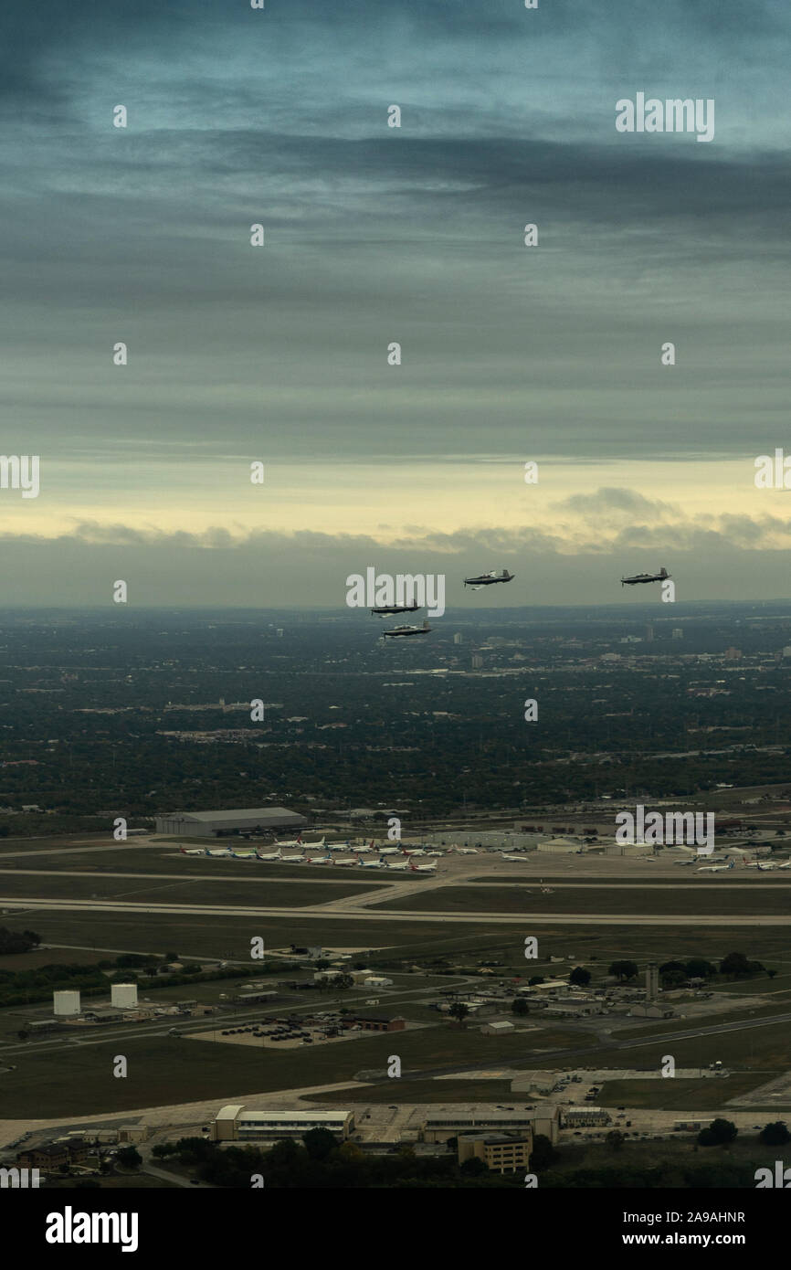 Les membres du 8e Escadron d'entraînement au vol(FTS) a effectué une formation de 4 navire battant dans un T-6 Texan pour l'US Air Force à l'obtention du diplôme de formation militaire de base Lackland Air Force Base, San Antonio, Texas, le 8 novembre, 2019. La 8ème FTS est attaché à la 71e Escadre d'entraînement en vol qui est une base d'instruction des pilotes-étudiants à Vance Air Force Base, en Oklahoma (U.S. Air Force photo de Tech. Le Sgt. Erik Cardenas) Banque D'Images