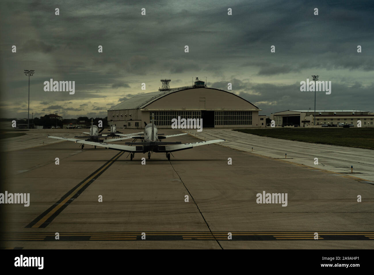 Les membres du 8e Escadron d'entraînement au vol(FTS) a effectué une formation de 4 navire battant dans un T-6 Texan pour l'US Air Force à l'obtention du diplôme de formation militaire de base Lackland Air Force Base, San Antonio, Texas, le 8 novembre, 2019. La 8ème FTS est attaché à la 71e Escadre d'entraînement en vol qui est une base d'instruction des pilotes-étudiants à Vance Air Force Base, en Oklahoma (U.S. Air Force photo de Tech. Le Sgt. Erik Cardenas) Banque D'Images