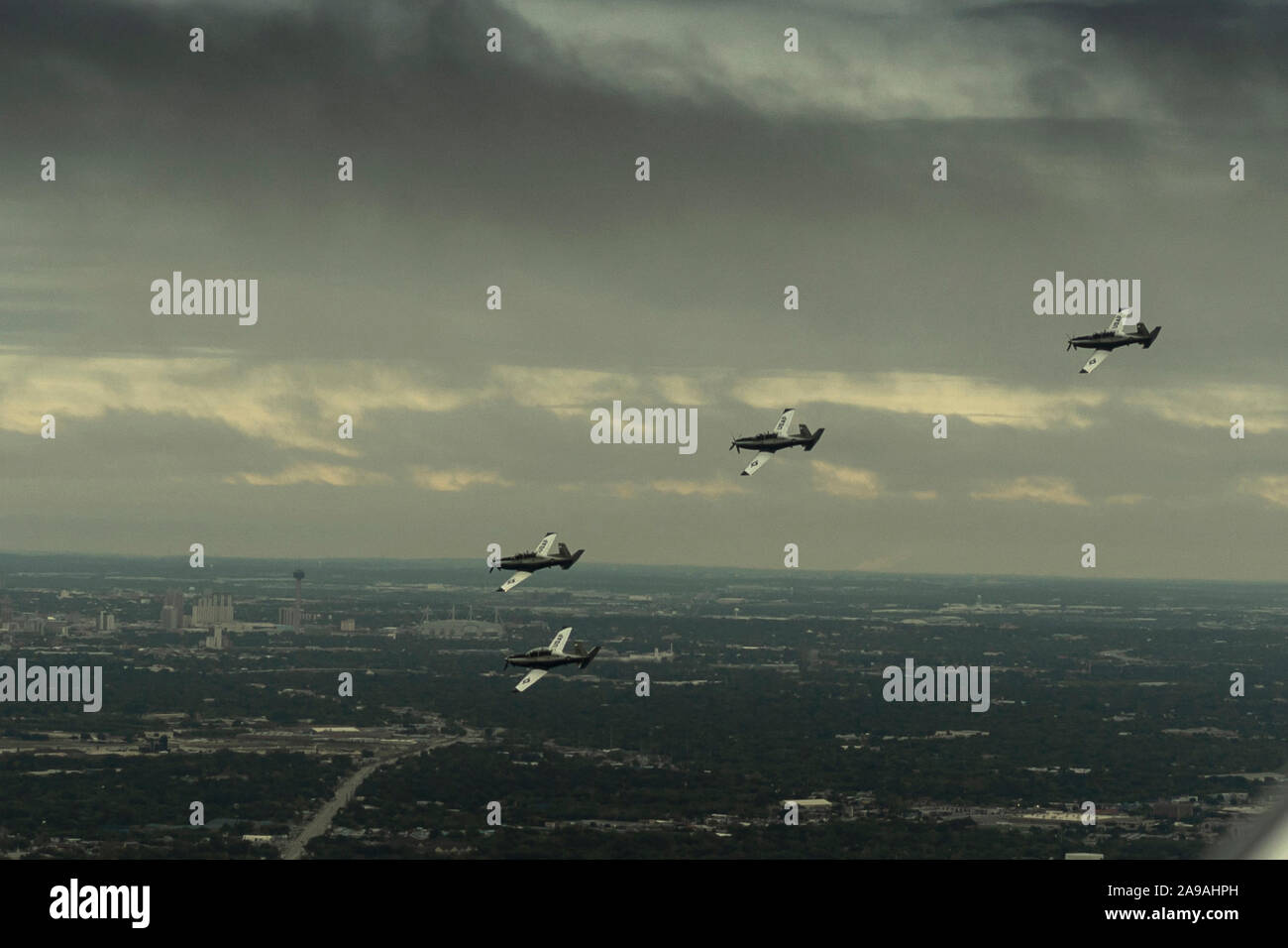 Les membres du 8e Escadron d'entraînement au vol(FTS) a effectué une formation de 4 navire battant dans un T-6 Texan pour l'US Air Force à l'obtention du diplôme de formation militaire de base Lackland Air Force Base, San Antonio, Texas, le 8 novembre, 2019. La 8ème FTS est attaché à la 71e Escadre d'entraînement en vol qui est une base d'instruction des pilotes-étudiants à Vance Air Force Base, en Oklahoma (U.S. Air Force photo de Tech. Le Sgt. Erik Cardenas) Banque D'Images