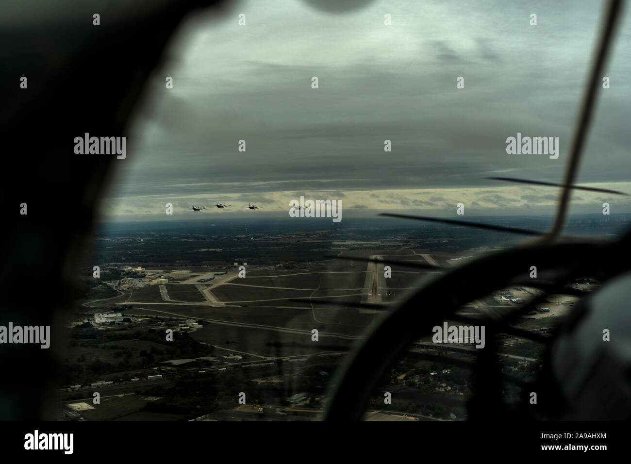 Les membres du 8e Escadron d'entraînement au vol(FTS) a effectué une formation de 4 navire battant dans un T-6 Texan pour l'US Air Force à l'obtention du diplôme de formation militaire de base Lackland Air Force Base, San Antonio, Texas, le 8 novembre, 2019. La 8ème FTS est attaché à la 71e Escadre d'entraînement en vol qui est une base d'instruction des pilotes-étudiants à Vance Air Force Base, en Oklahoma (U.S. Air Force photo de Tech. Le Sgt. Erik Cardenas) Banque D'Images
