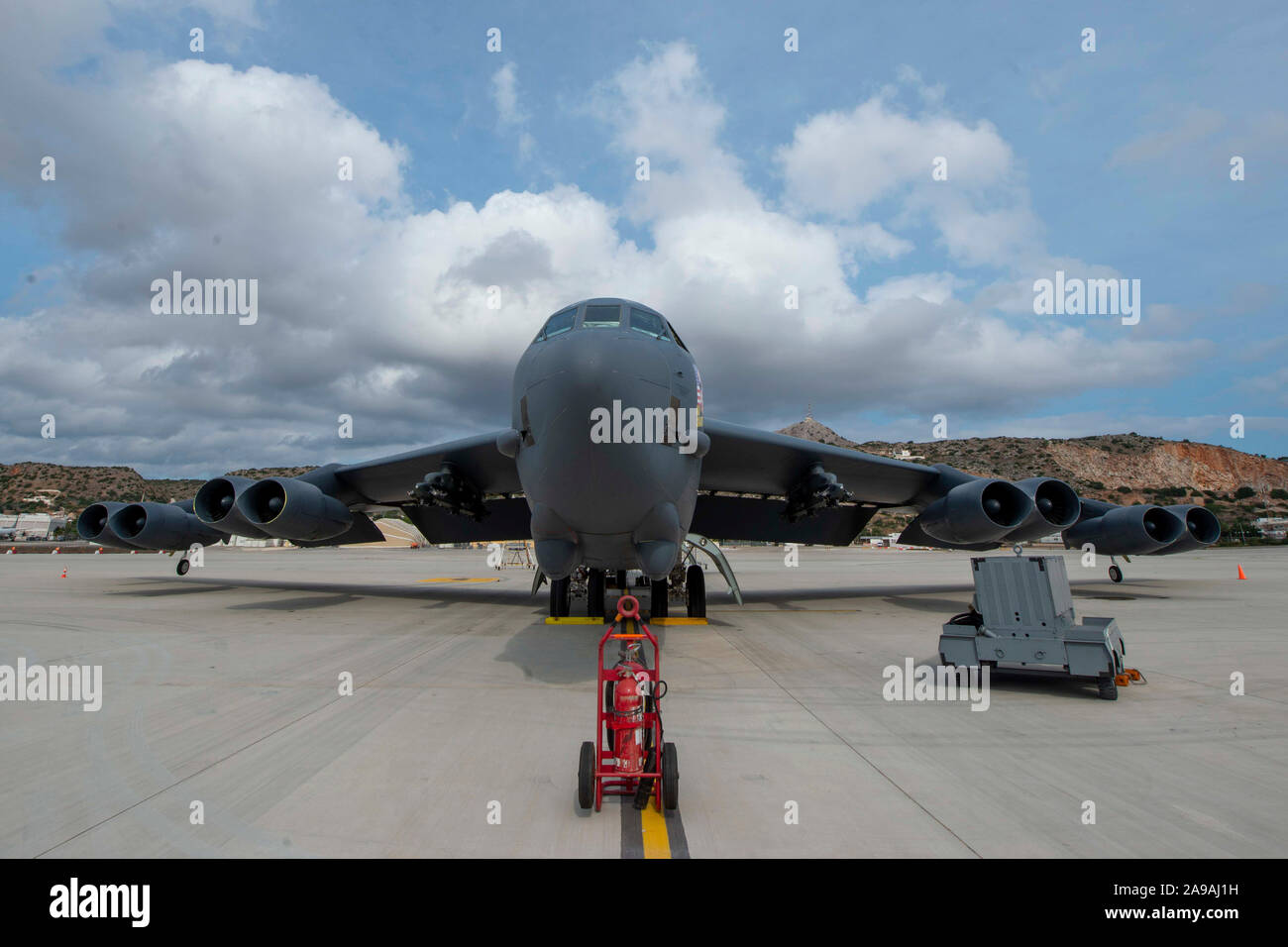 L'US Air Force UN B-52H Stratofortress bombardier, affecté à la base aérienne de Barksdale, en Louisiane, est stationnée sur l'aérodrome de la base navale américaine de la baie de Souda, la Grèce, le 2 novembre 2019. Le B-52, sur son vol de retour de la participation à des exercices de l'OTAN, a été détourné à la NSA Souda Bay en raison de conditions météorologiques défavorables. La visite inattendue a marqué la première fois qu'un B-52 a atterri à l'aérodrome de Souda Bay NSA. NSA Souda Bay est une base opérationnelle à terre qui permet aux alliés des États-Unis, et les forces du pays partenaire, d'être là où ils sont nécessaires lorsqu'ils sont nécessaires pour assurer la sécurité et la stabilité en Europe, Af Banque D'Images