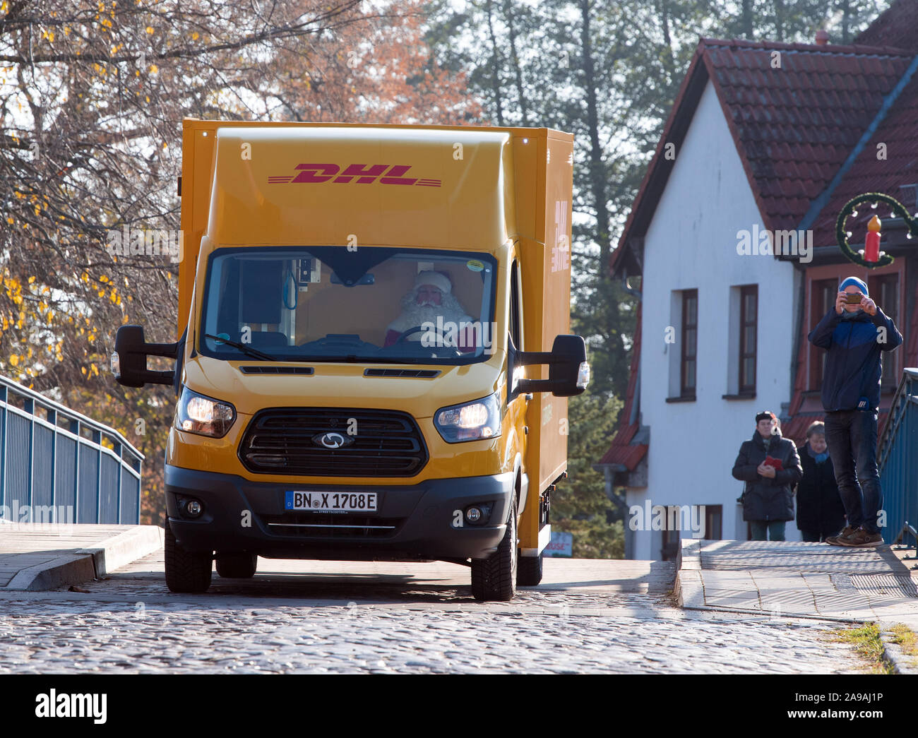 Flensburg, Allemagne. 14Th Nov, 2019. Le Père Noël lecteurs dans un véhicule électrique Streetscooter DHL XL sur un pont au bureau de poste de Noël. Le Père Noël veut répondre à lettres d'enfants de partout dans le monde d'ici jusqu'à la veille de Noël. Jusqu'à présent environ 6000 lettres sont arrivés au bureau de poste. Credit : Soeren Stache/dpa-Zentralbild/dpa/Alamy Live News Banque D'Images