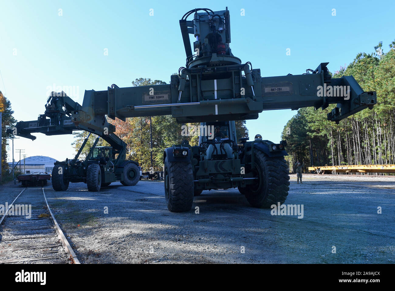 Les soldats de l'armée américaine avec le 11e bataillon de transport 12K chariots élévateurs pendant un événement de formation à Joint Base Langley-Eustis, Virginie, le 13 novembre 2019. La formation faisait partie d'un vrai fonctionnement d'expédier l'équipement pour l'Antarctique pour l'opération Deep Freeze. (U.S. Photo de l'Armée de l'air par la Haute Airman Derek Seifert) Banque D'Images